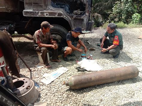 KOMSOS DENGAN PEMILIK BENGKEL MOBIL TRUK BABINSA DESA NAMO RIH