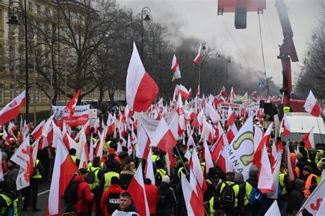 Protest Rolnik W W Warszawie Parali Centrum I Starcia Manifestuj Cych