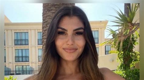 7 Hot Sexy Yeliz Koc Bikini Pics