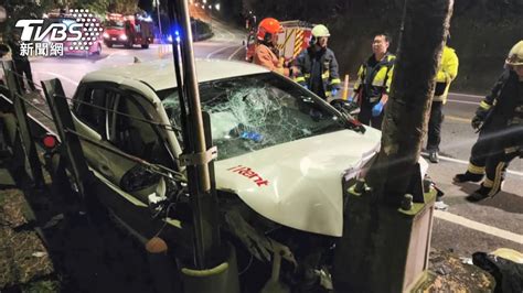 租車夜遊！ 疑「過彎車速快」自撞燈桿5人傷 Yahoo奇摩汽車機車