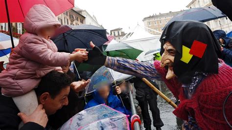 Epifania A Roma A Piazza Navona Una Folla Di Romani Ha Assistito Al