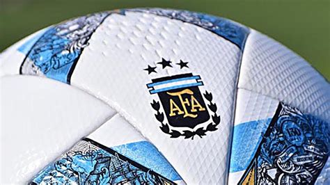 Se presentó la nueva pelota del fútbol argentino con las tres estrellas