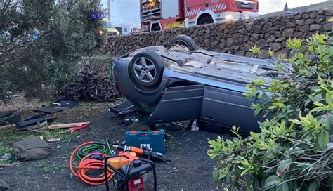 Herida tras salirse de la vía y volcar son su coche en la carretera de