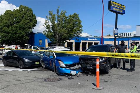 Update Downtown Victoria Intersection Reopens After 4 Car Crash