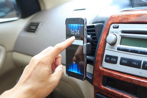 5+ Best Car Phone Holders Australia (Reviews For 2024)