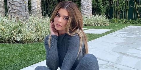 Kylie Jenner confinée elle profite de sa piscine en bikini