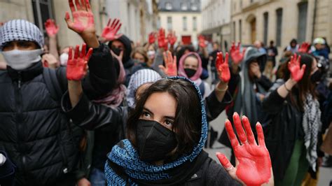 Sciences Po Paris Des Manifestants Arborent Des Mains Rouges En