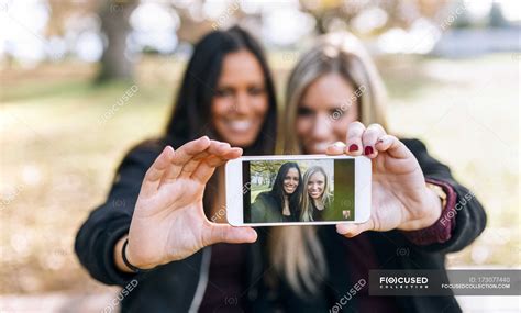 Two Friends Taking A Selfie Together — Casual Clothing Park Stock