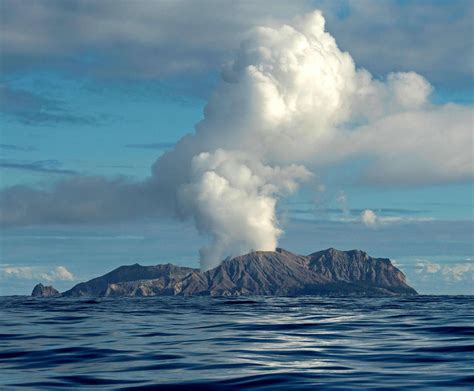 White Island Images Spectaculaires De Léruption Du Volcan Le Plus