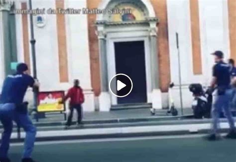 Ghanese Col Coltello A Roma Termini Il Poliziotto Spara E Se Avesse