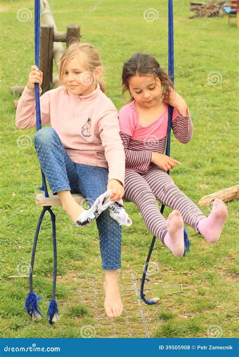 Duas meninas no balanço foto de stock Imagem de barefote 39505908