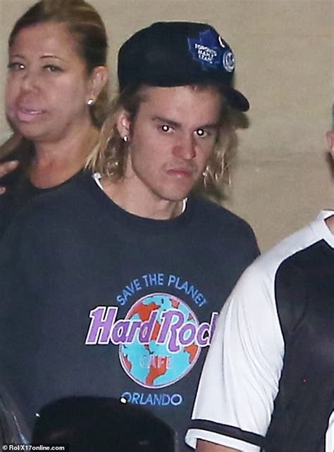 Justin Bieber Is Back To Making Odd Facial Expressions Daily Mail Online