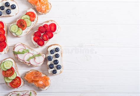 Variaci N De La Tostada Con La Fruta Vegetal Y De Color Salm N Foto De