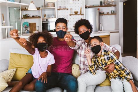 Los Padres Afroamericanos Y Los Niños Pequeños Adorables Con Máscaras