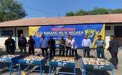 Bea Cukai Banjarmasin Musnahkan Rokok Dan Minuman Ilegal