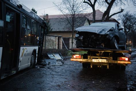 Alsóvárosi buszbaleset fának ütközött egy helyi járatos busz súlyos