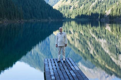 Uma Cena De Floresta E Um Cais De Madeira Em Um Lago De Montanha Foto