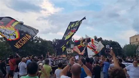 Messina I Tifosi Contro Sciotto Te Ne Devi Andare Striscioni E