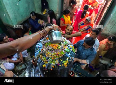 Los Devotos Hindu Visto Verter La Leche Y El Agua En El Dolo Del Se Or