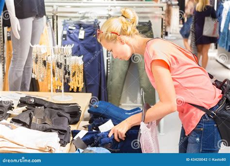 Compras Hermosas De La Mujer En Tienda De Ropa Foto De Archivo Imagen