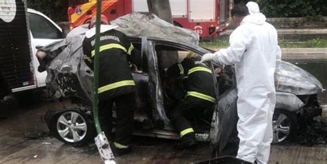 VÍDEO Motorista morre carbonizado após carro bater em poste em Manaus