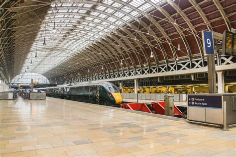 Entrene En La Plataforma Para La Salida Al Suburbio En La Estación De Tren Londres De Paddington