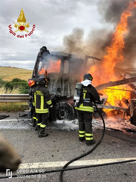 Paura Sull Autostrada A Va A Fuoco Un Tir Che Trasporta Pile Esauste