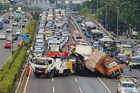 Tol Dalam Kota Arah Cawang Macet Imbas Tabrakan Truk Di KM 5