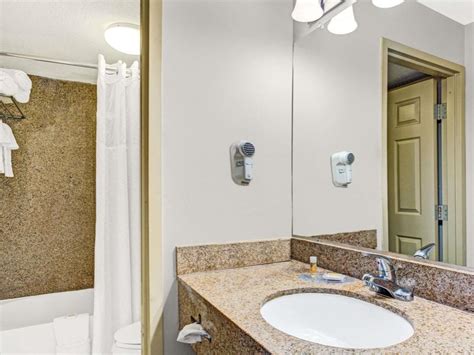 Days Inn by Wyndham Orlando Near Millenia Mall in Orlando (FL) - Room ...