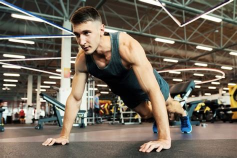 Hombre Fuerte Haciendo Flexiones En El Gimnasio Foto Premium