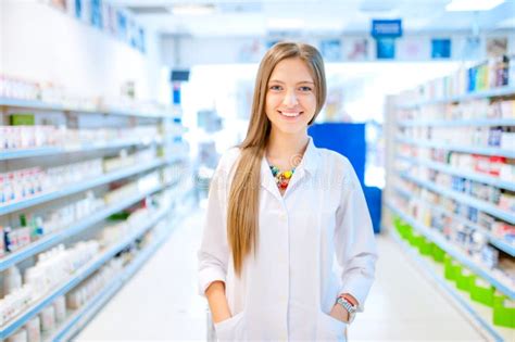 Mulher Do Químico Do Farmacêutico Que Está Na Farmácia Imagem de Stock