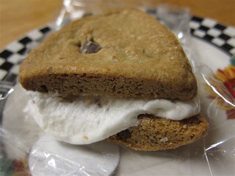 Review: Taco Bell - Cookie Sandwich | Brand Eating