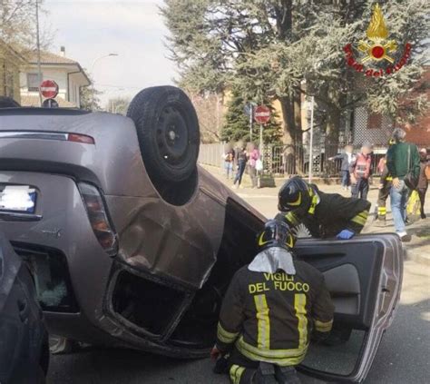 Cassano DAdda Auto Su Ribalta Sui Veicoli Parcheggiati Ferita Una