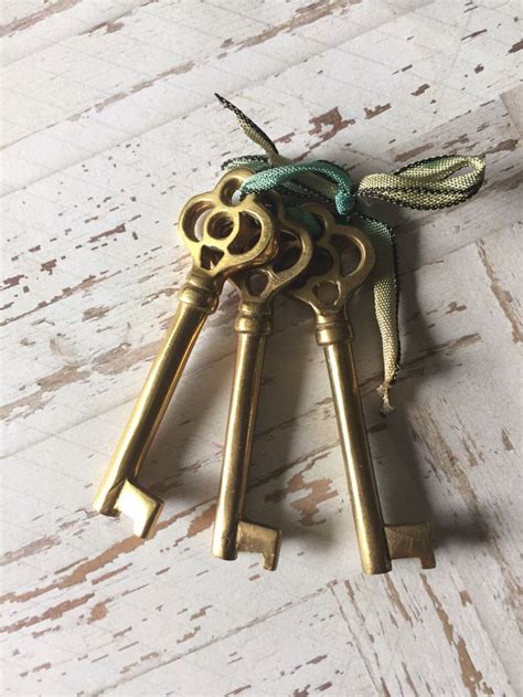 Unique Vintage Skeleton Key Trinity Antique Key Clover Top Set Etsy