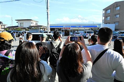 海外の反応：「素晴らしい眺めが見れないのは悲しい」観光客のマナー違反で富士山ローソンに目隠し幕 ざぱとす＠海外の反応