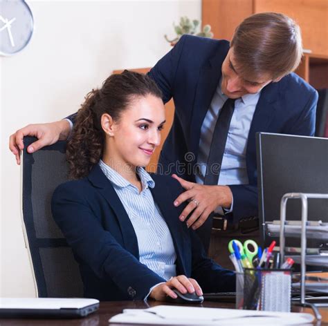 Sexuelle Belästigung Im Büro Stockfoto Bild Von Notizbuch Positiv