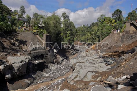 Jembatan Penghubung Malang Lumajang Putus ANTARA Foto