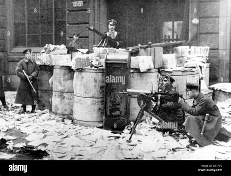 Révolution allemande 1918 1919 Des barricades sont photographiées en