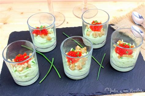 Vasitos de crema de aguacate con huevas de salmón Recetas Fáciles