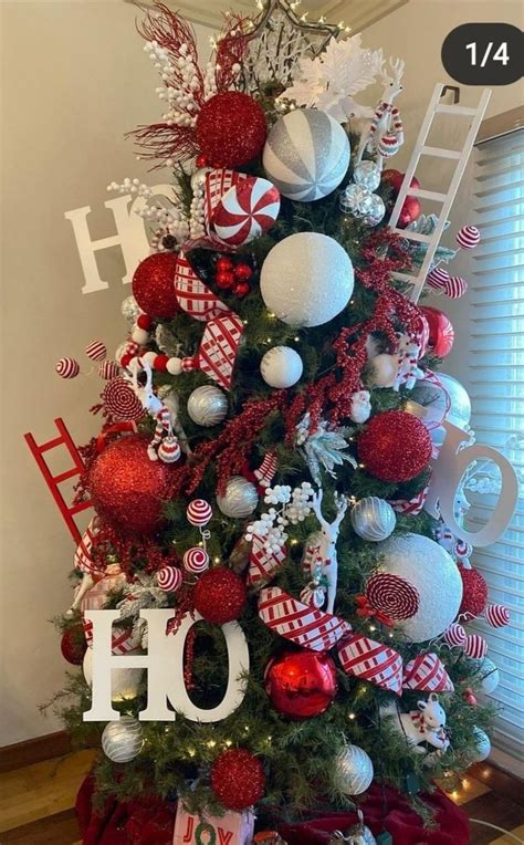 Decoración de árbol de Navidad con ornamentos rojos blancos y plateados