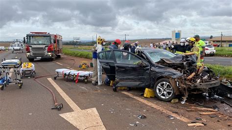 Carro Bate Na Traseira De Caminhão Na Pr 317 E Cinco Pessoas Ficam