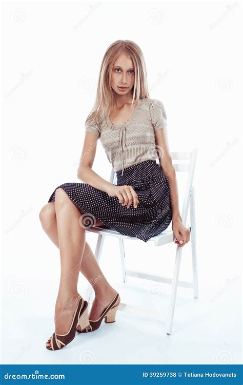 Junge Blonde Frau Auf Einem Stuhl Sitzt Stockfoto Bild von lockig schönheit