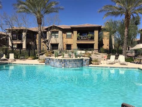 It's 105 degrees! Where are the Best Phoenix Condo Pools?