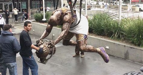 'Speechless': Shaq Tweets Preview Of Statue Outside Staples Center ...