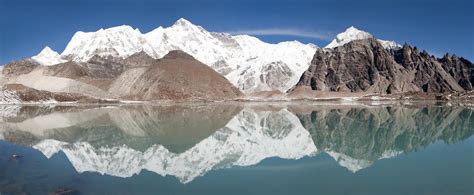 Cho Oyu Que Duplica En El Lago Campo Bajo De Cho Oyu Foto De Archivo