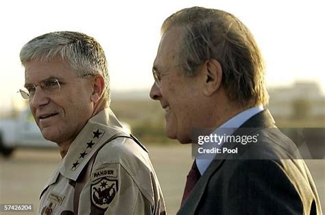 Donald Rumsfeld Makes Surprise Visit To Baghdad Photos Et Images De