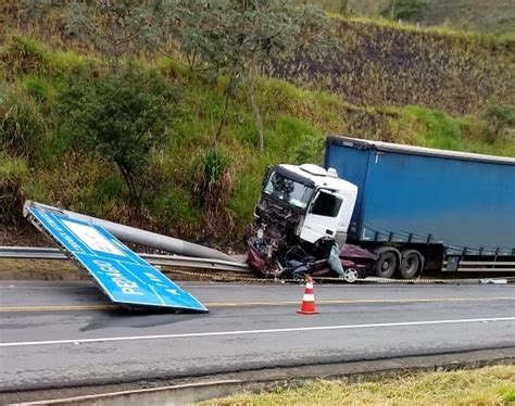 Grave acidente entre carro e caminhão deixa três mortos na BR 393 em