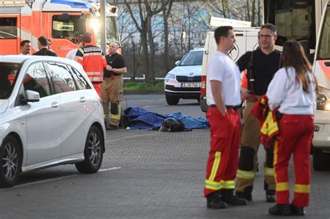 A T Dlicher Motorrad Unfall Fahrer St Rzt Mit Frau Von Br Cke