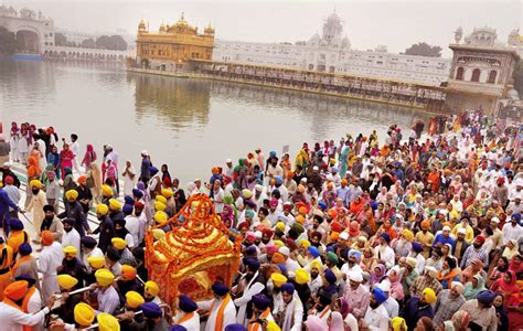 Guru Nanak Jayanti 2017: How devotees are celebrating Guru Nanak Dev ji’s birth anniversary ...