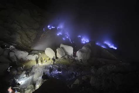 Api Biru Alami Di Kawah Ijen Menjadi Fenomena Langka Yang Memukau Dunia